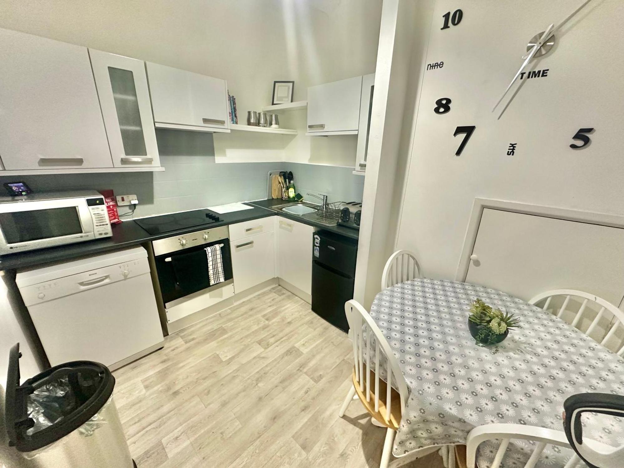 Homely Apartment In The Heart Of Town Centre - Sleeps 6 伯恩茅斯 外观 照片